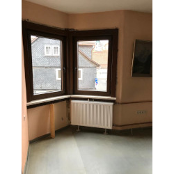 Fenster im Erger mit Futter und eingepasster Fensterbank