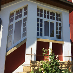 Fenster mit Sprossen und Ornamentglas, Fenster mit 57° Schräge und Spossen