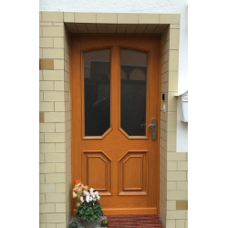 Haustür aus Kiefer, Eiche lackiert mit Uadi Glas und Verbundsicherheitsglas. Schutzbeschlag mit Aufbohrschutz.