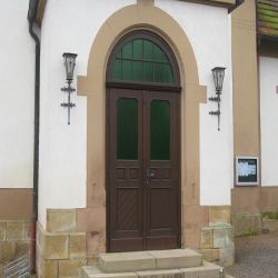 Rundbogentür mit Ornament Kathedral Grün